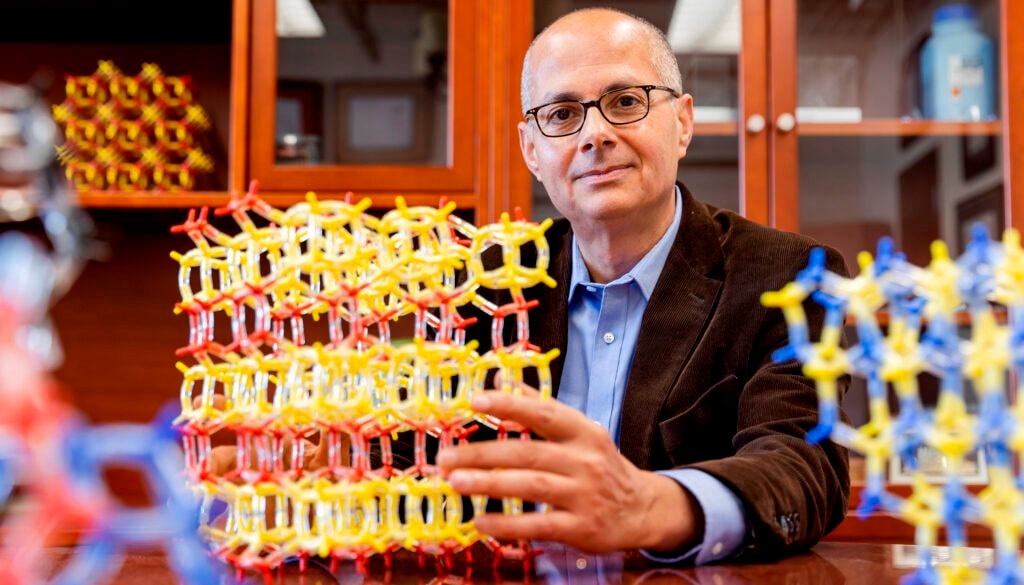 Lập cú đúp giải thưởng VinFuture và Nobel, GS từng là người tị nạn: "Cha mẹ tôi gần như không biết chữ"