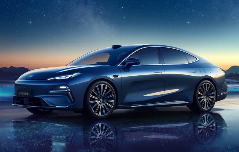 Hãng xe xây nhà máy tại Thái Bình nhá hàng sedan giá rẻ mới: Kích thước ngang cỡ Toyota Camry, hệ thống hybrid NordThor AI 2.0 mới
