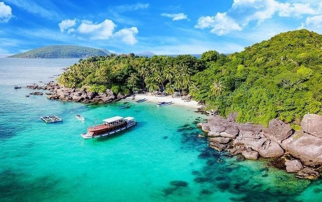 1 nơi ở Việt Nam được tạp chí Mỹ đánh giá đẹp hơn cả Maldives và Bali: Tổng thu du lịch hơn 30.000 tỷ đồng, biển xanh như ngọc khiến khách Tây mê tít