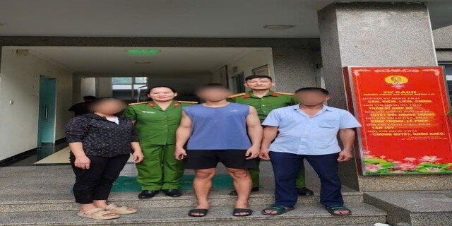 Đang đi bộ trên đường 70, nam thanh niên ở Hà Nội bất ngờ bị công an đưa về đồn 