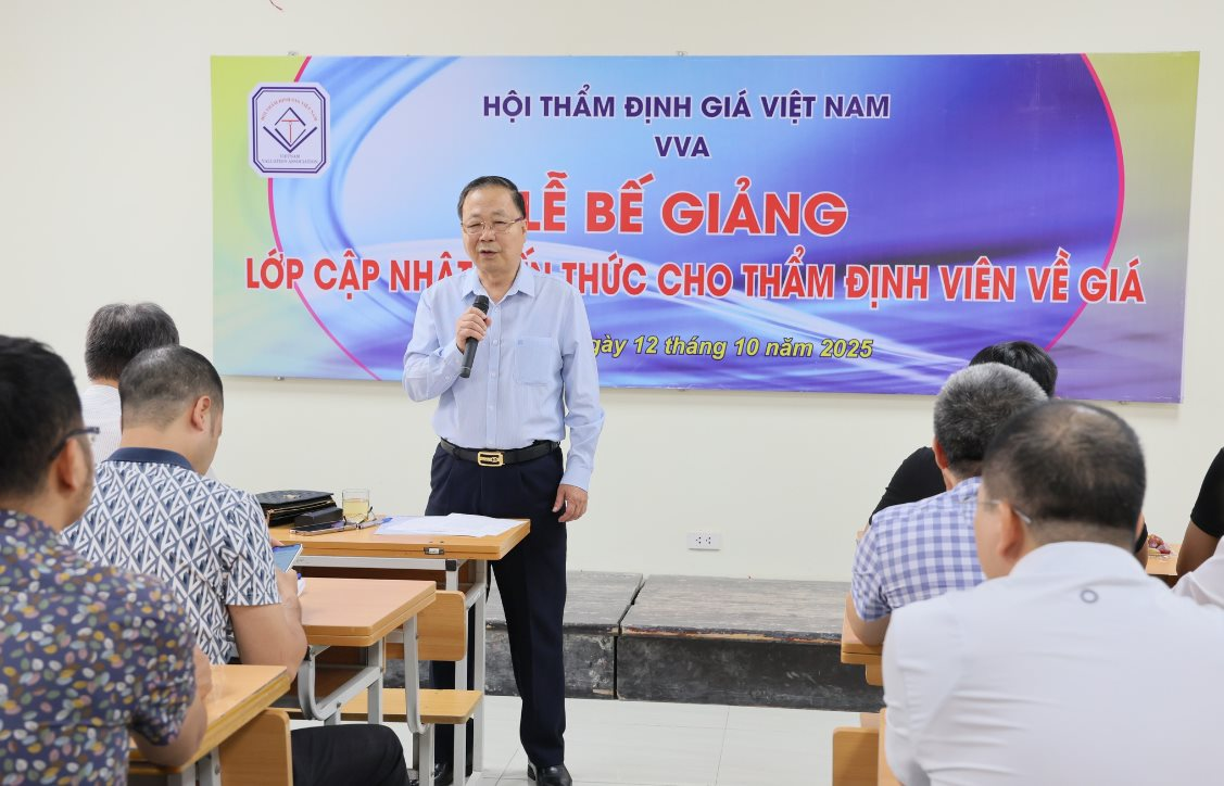 Bế giảng khóa cập nhật kiến thức về nghiệp vụ thẩm định giá CN2025.16