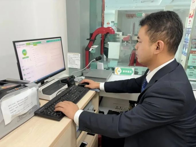 Bà cụ đến ngân hàng yêu cầu rút 11 sổ tiết kiệm, tất cả đều chưa đến ngày đáo hạn: Nhân viên ngân hàng kiên quyết từ chối phục vụ, lý do vì sao?