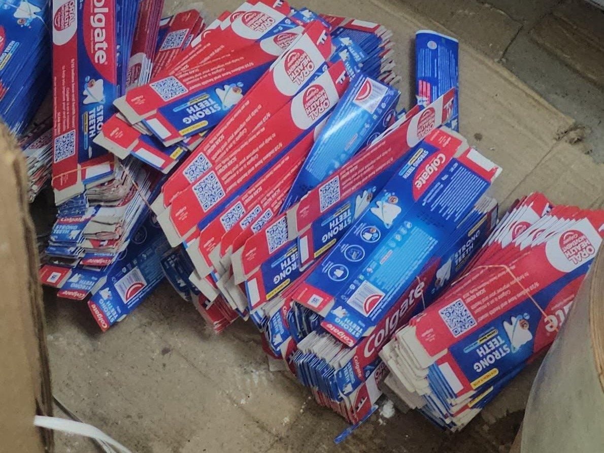 Đột kích một nhà máy, công an triệt phá đường dây sản xuất kem đánh răng Colgate giả quy mô lớn, tịch thu loạt máy móc và hóa chất kém chất lượng 