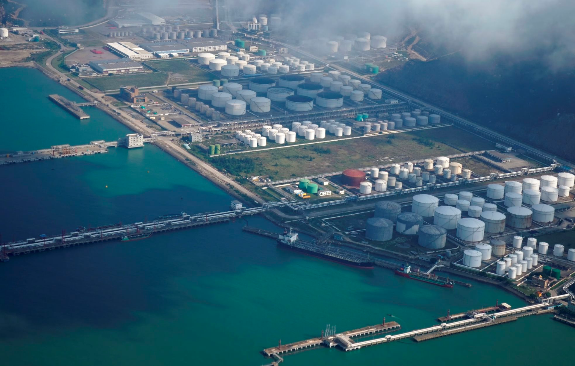 Quốc gia BRICS tuyên bố sẽ sản xuất gần 160 triệu tấn 'vàng lỏng', có khách mua đến 80 triệu tấn/năm với giá chiết khấu 30%: Sự 'kìm kẹp' của Mỹ và phương Tây lộ lỗ hổng?