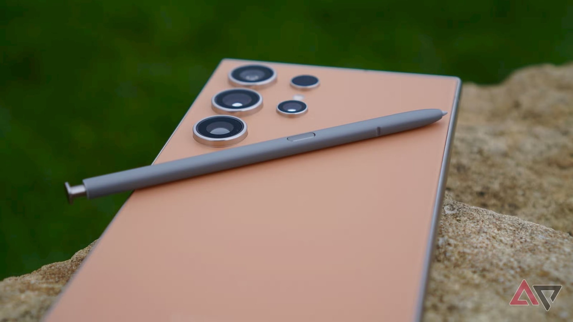 s24-ultra-s-pen-cam.jpg