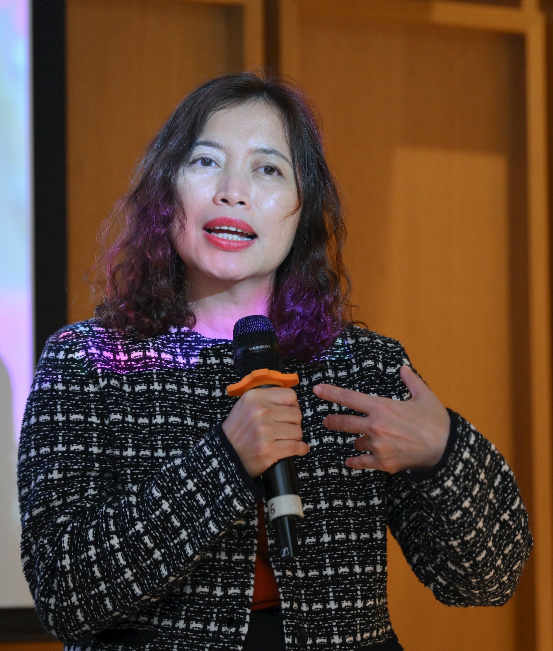 6.-ba-hoang-thi-to-nga-giam-doc-nganh-nguyen-lieu-hoa-chat-dksh-viet-nam.jpg