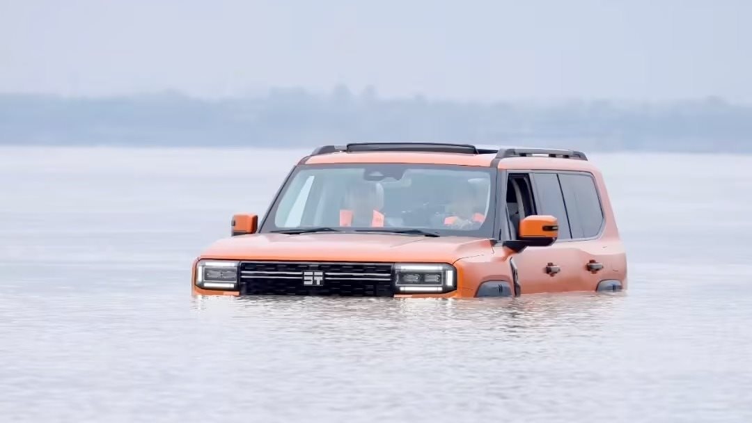 Nhờ công nghệ siêu đặc biệt này, một mẫu ô tô Trung Quốc vừa ‘bơi’ vượt sông Dương Tử quãng đường 1,2 km