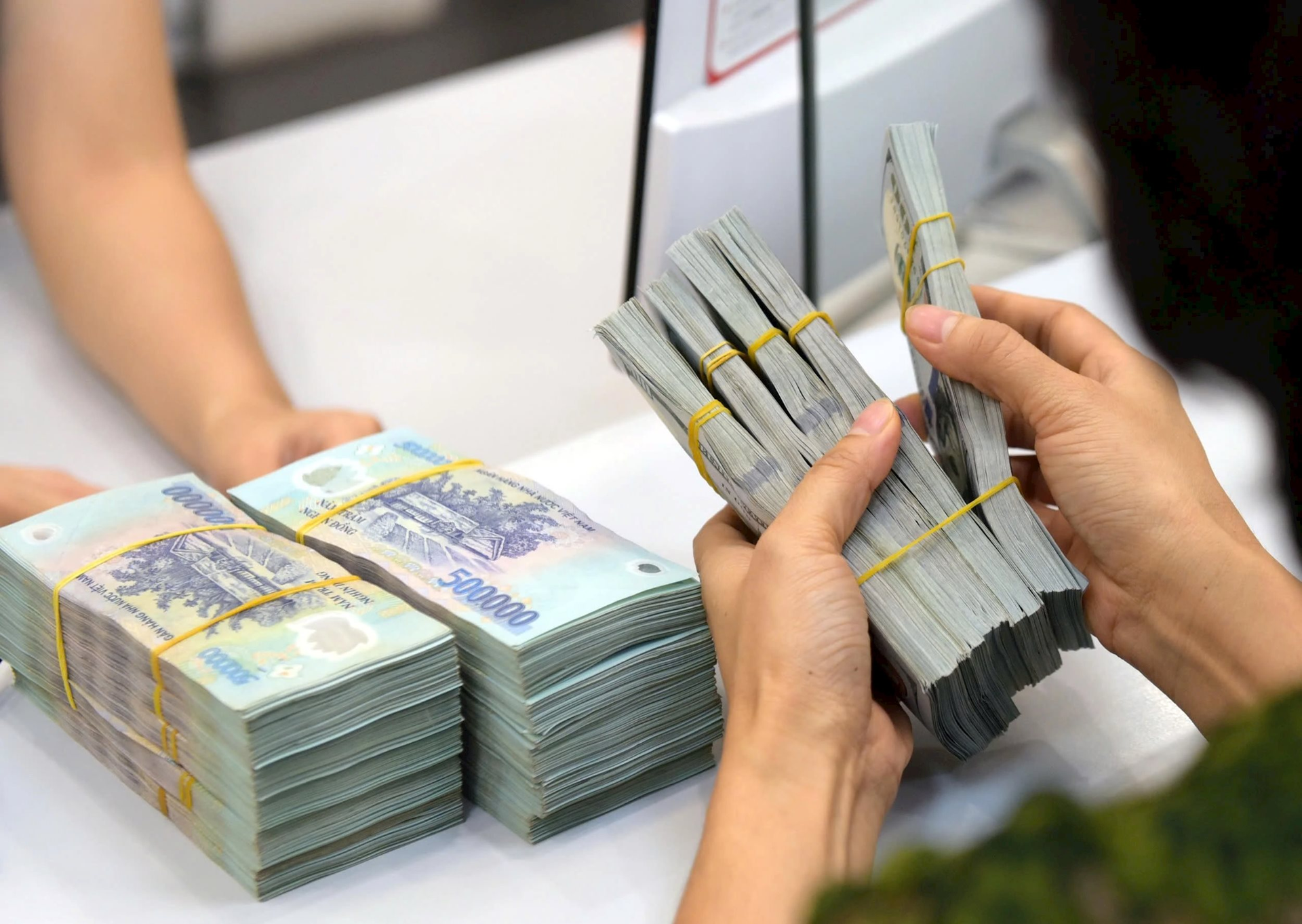 Một số người ở Việt Nam đã nhận gần 8 tỷ USD