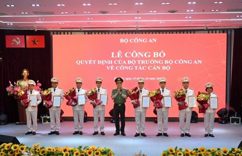 8 lãnh đạo chủ chốt của MobiFone vào biên chế của lực lượng Công an nhân dân