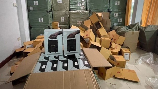 Công nghệ cao vào cuộc, công an lập tức triệt phá đường dây buôn bán tai nghe Marshall và đồng hồ Apple Watch giả, tịch thu hơn 51.000 món đồ nhái