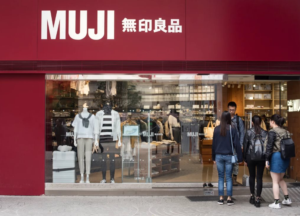 MUJI đóng hàng loạt cửa hàng năm 2025: Triết lý tối giản, không nhãn hiệu bị chê đắt so với hàng sao chép trong xu hướng tiêu dùng hạ cấp ở Trung Quốc
