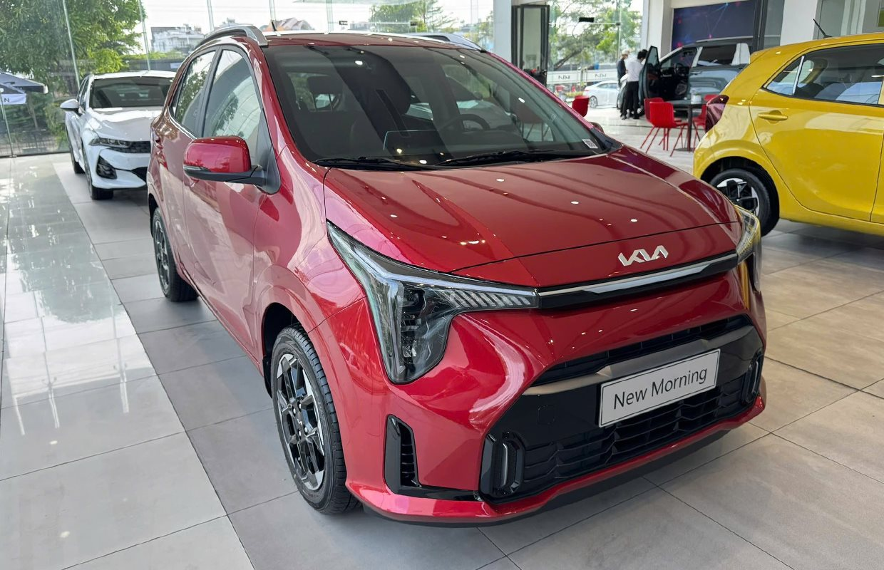 Kia Morning 'tứ bề thọ địch'