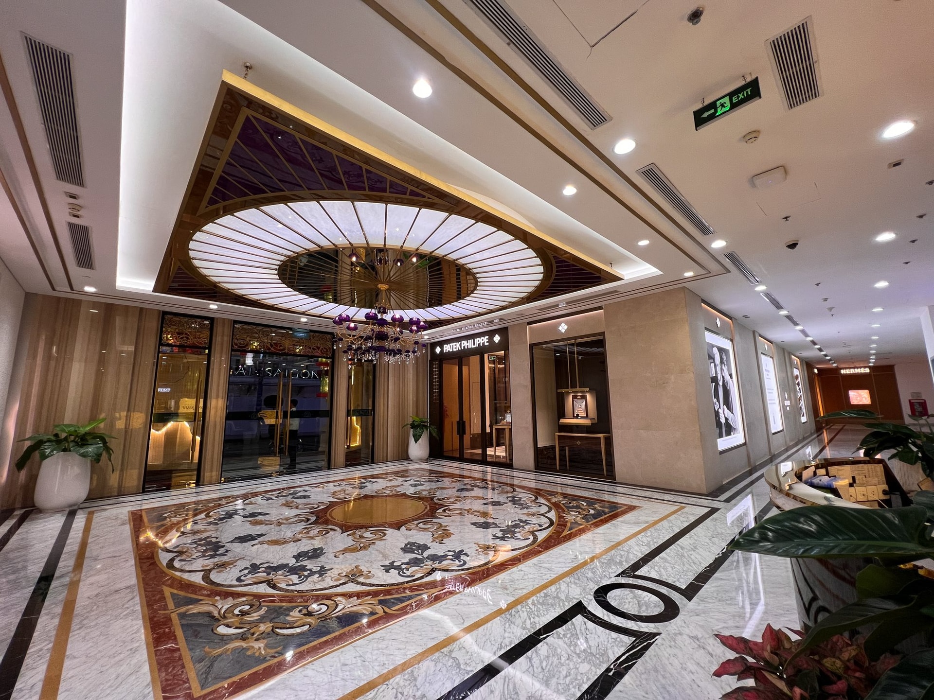 Ngắm tòa nhà đầu tiên kết nối với ga metro: Nơi Hermès, Dior, Bvlgari hội tụ, từng 'nằm trong tay' tỷ phú Phạm Nhật Vượng