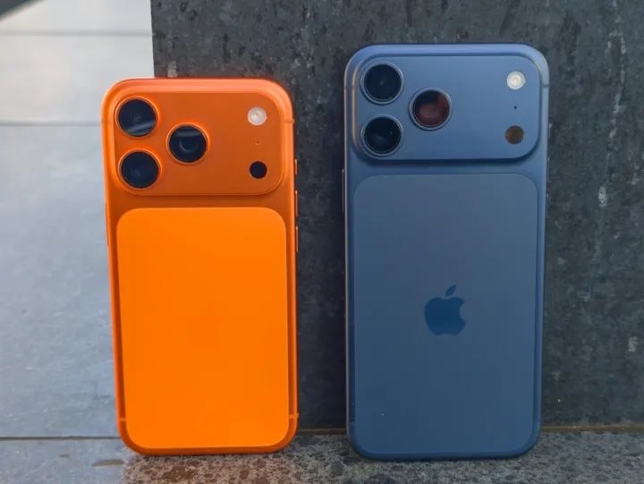 apple-iphone-17-pro-cosmic-orange-vs-deep-blue-1.jpg