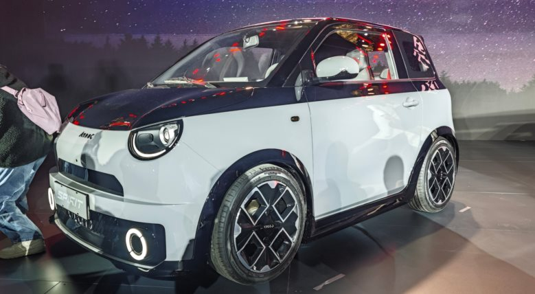 Wuling chính thức ra mắt mẫu xe điện 'anh em' của Mini EV: Giá khởi điểm chưa đến 150 triệu đồng, 1 lần sạc đi 220 km
