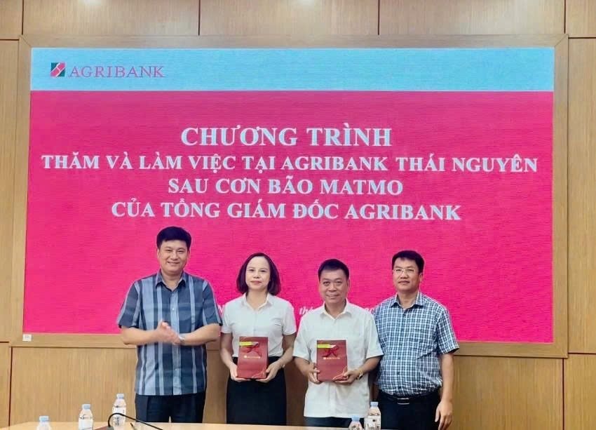 Điểm tựa vững chắc giúp khách hàng vực dậy sản xuất
