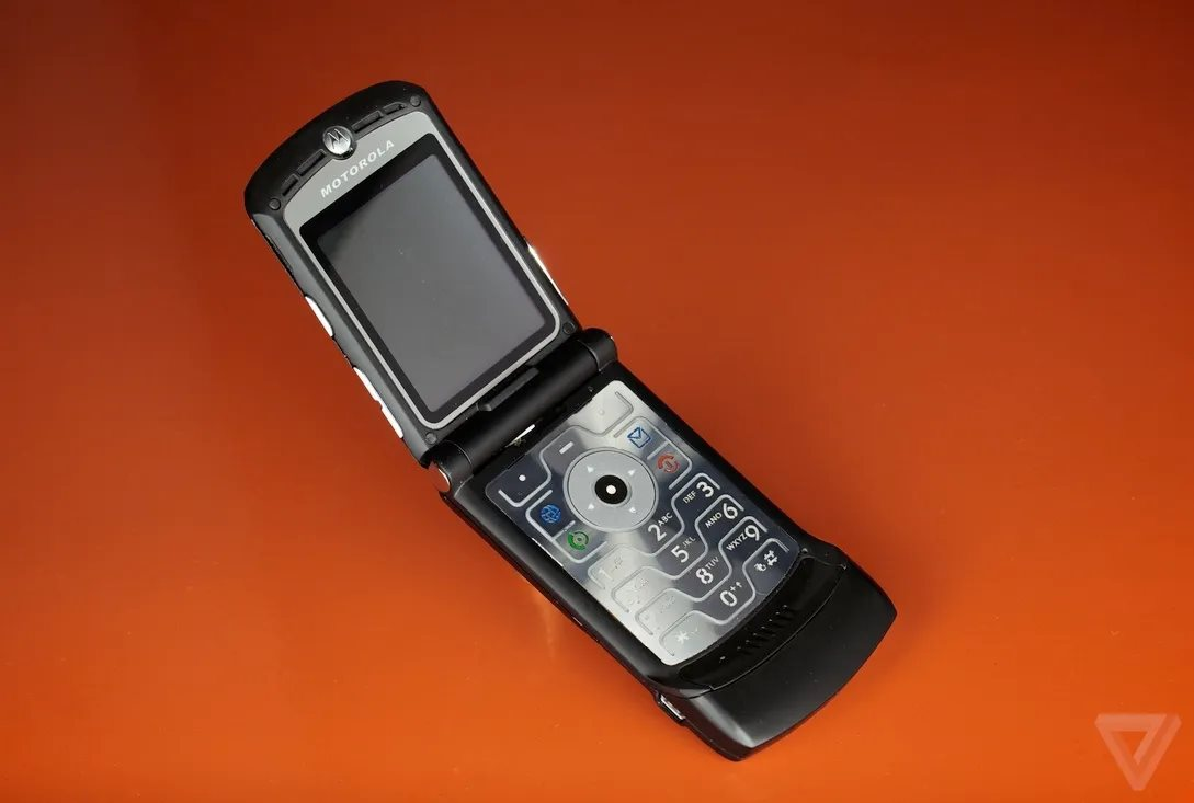 Điện thoại gập Motorola trở lại Việt Nam: "Ăn mày dĩ vãng" đấu thế nào nổi điện thoại Trung Quốc giá rẻ?