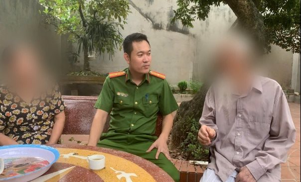 Quan sát camera ở nhà thấy bố mẹ nói chuyện điện thoại với biểu hiện sợ hãi, người đàn ông Hà Nội nhanh chóng báo Công an
