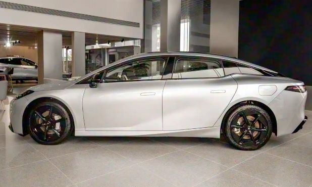 Một đối thủ của Toyota Camry vừa trình làng: Giá khởi điểm hơn 500 triệu đồng, 1 lần sạc đi 630 km