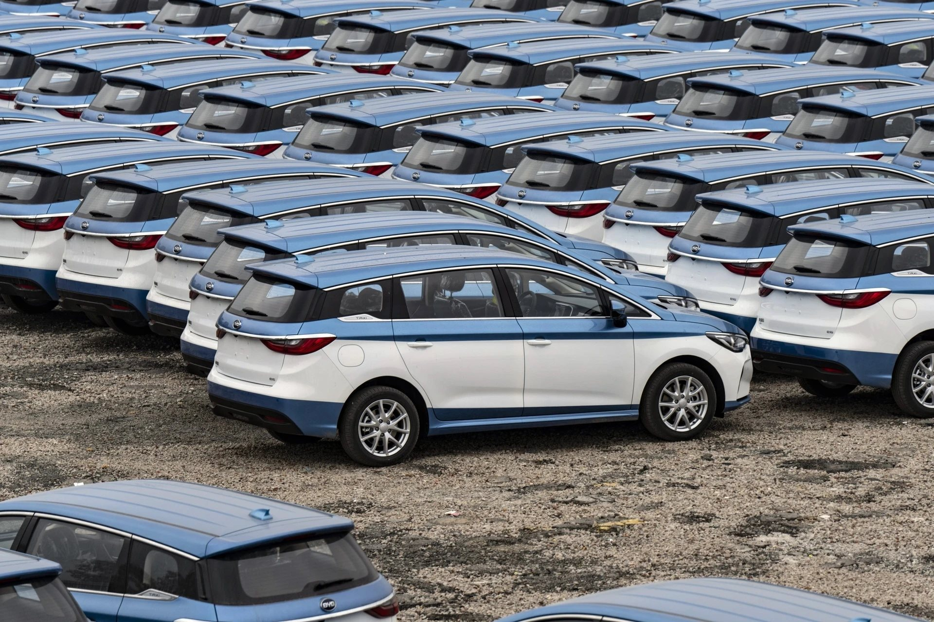 Trung Quốc bất ngờ ngừng ưu tiên xe điện, tập trung năng lượng hydro: Tin dữ cho VinFast?