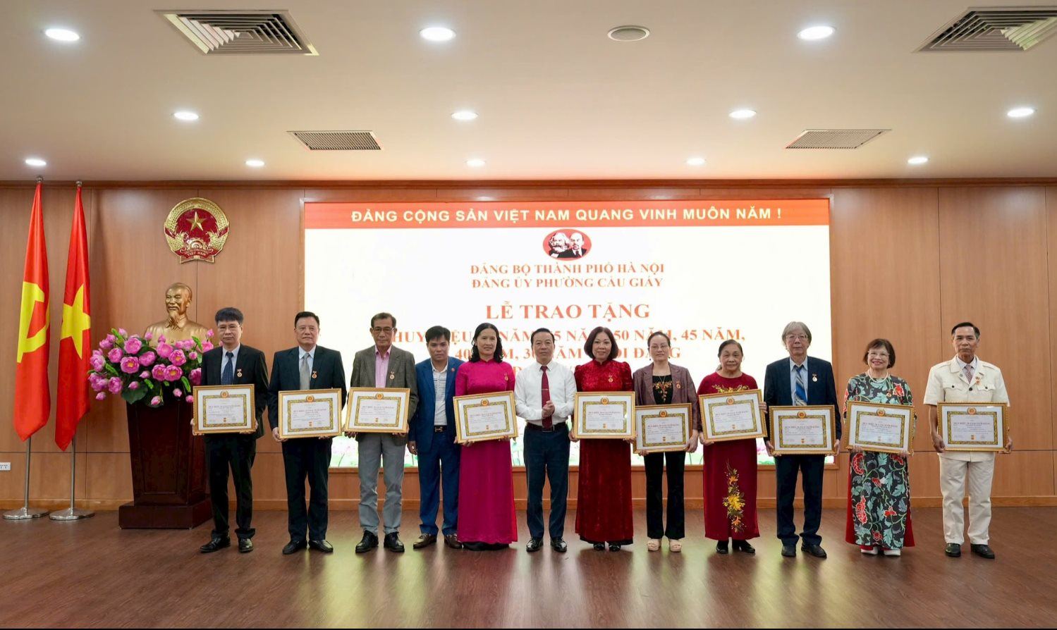 Đảng ủy phường Cầu Giấy trao tặng Huy hiệu Đảng cho 66 đảng viên