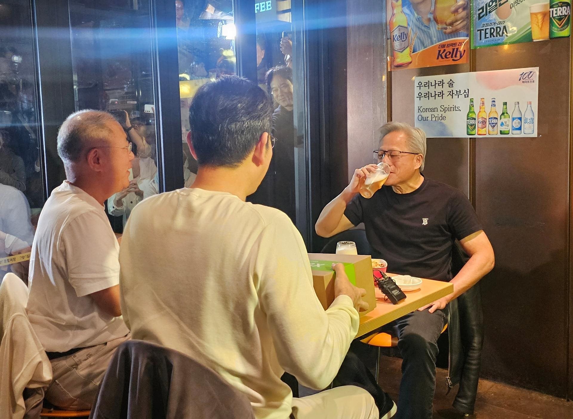 Đây là cách CEO công ty 5.000 tỷ USD bán hàng: Uống bia, ăn gà rán với Chủ tịch Samsung, Jensen Huang lập tức chốt xong đơn 50.000 GPU