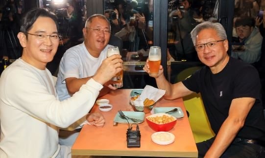 CEO Nvidia gặp ‘Thái tử Samsung’, Chủ tịch Hyundai cùng uống bia, ăn gà rán