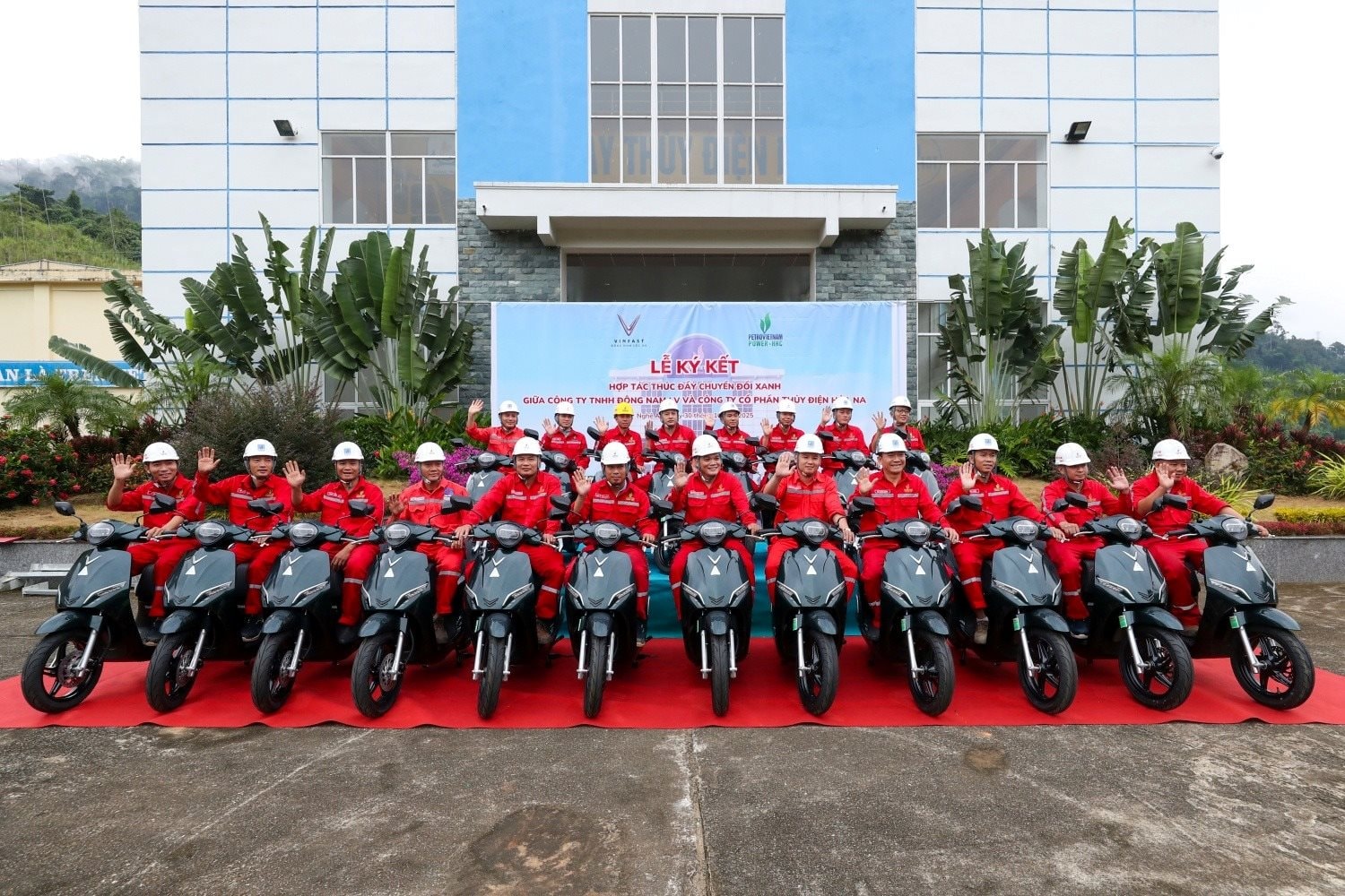 Cú "bắt tay" của VinFast và công ty con của PV Power: Ký xong, hàng trăm nhân viên lập tức "lên đời" xe máy điện