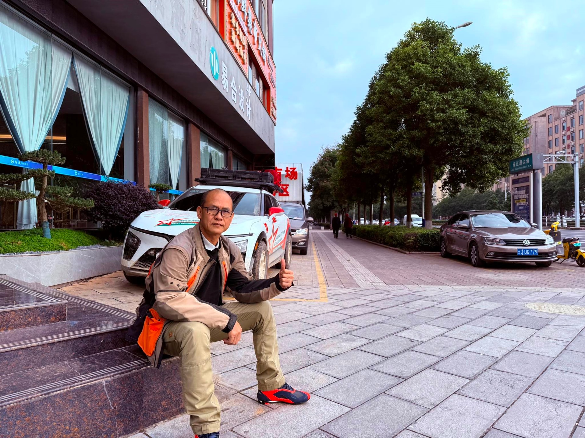 Chạy xuyên ASEAN chưa đã, một người mang xe điện VinFast đi liên lục địa, sang cả châu Âu, châu Phi