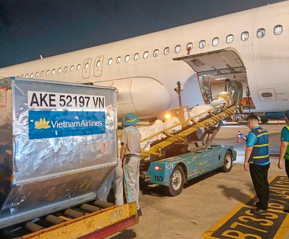 3.-vietnam-airlines-uu-tien-tai-chat-xep-hang-hoa-ho-tro-vung-mua-lu-mien-trung-de-van-chuyen-nhanh-nhat-co-the-kip-thoi-den-duoc-dong-bao-vung-lu-lut-bi-anh-huong.jpg
