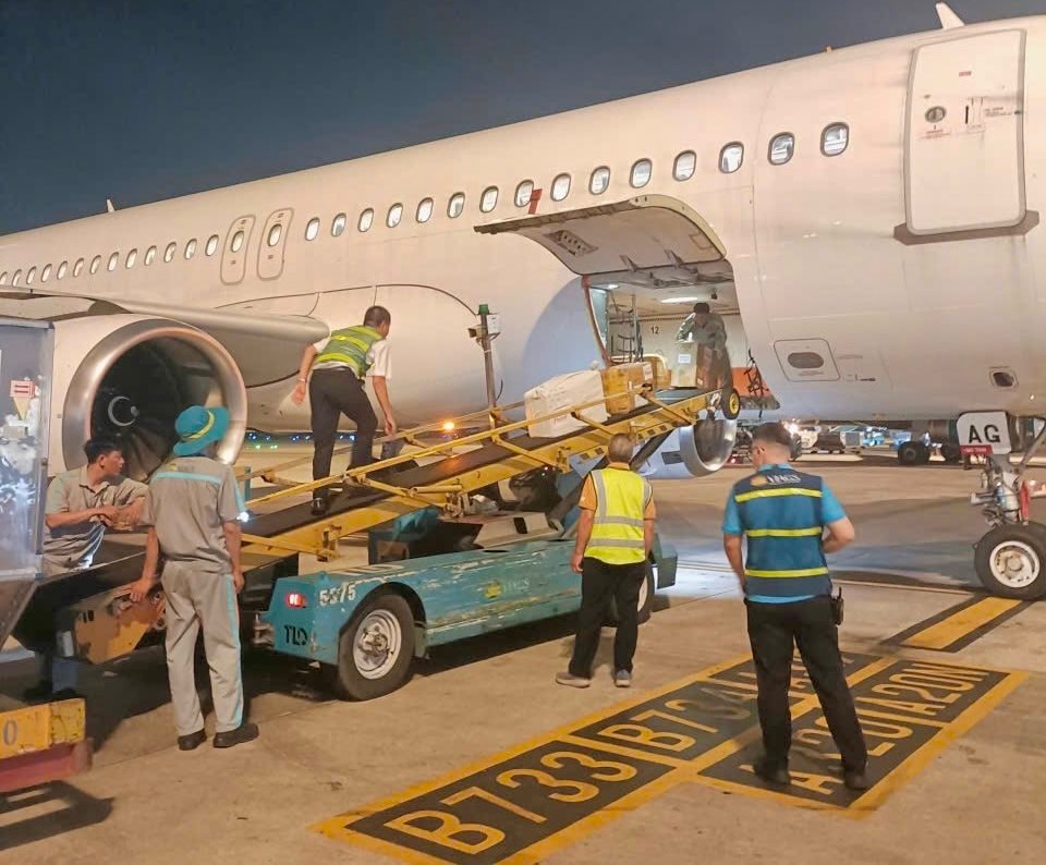 Những kiện hàng nhu yếu phẩm, thuốc men hỗ trợ vùng lũ đầu tiên trên chuyến bay của Vietnam Airlines đã đến Huế