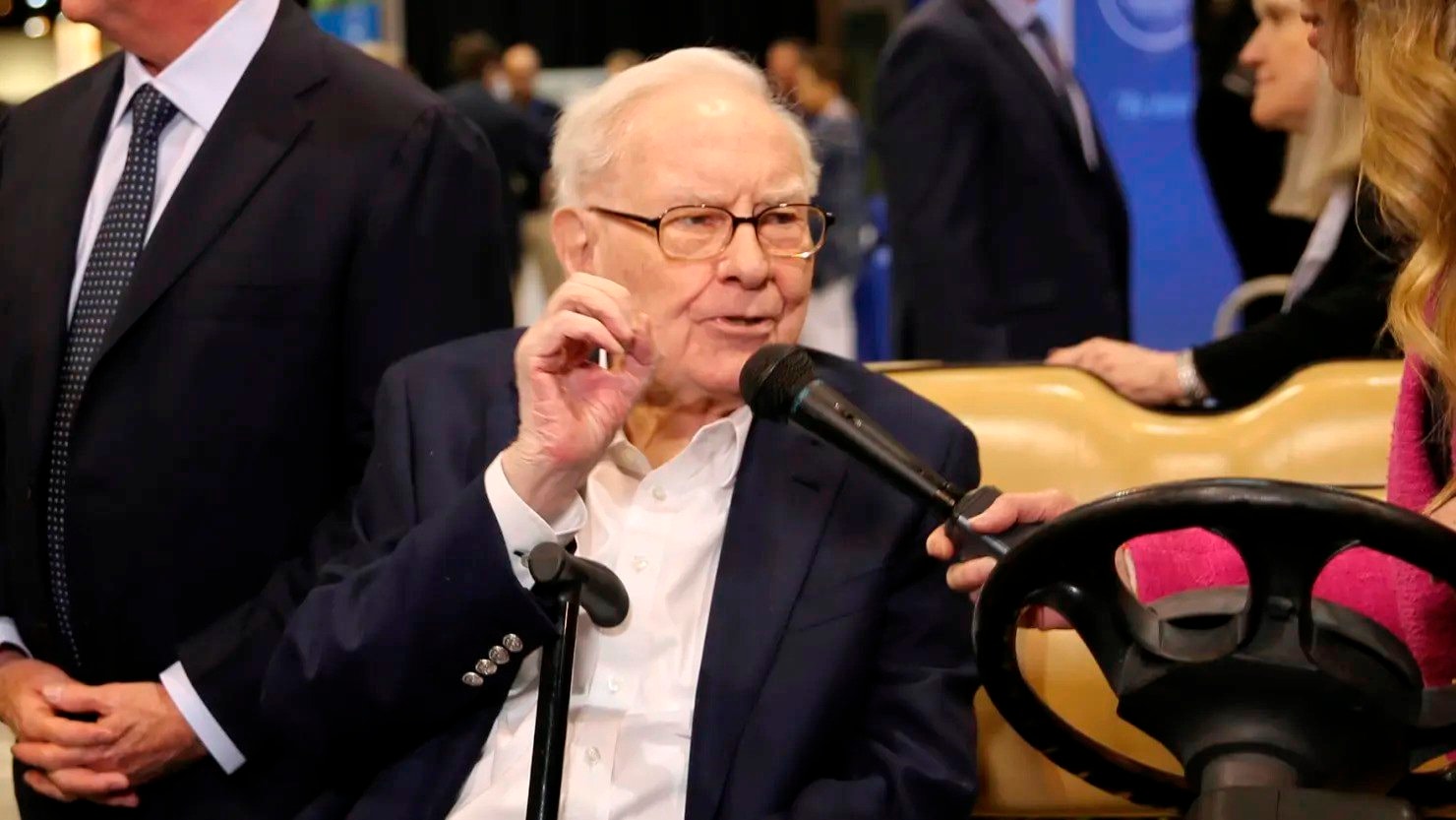 Warren Buffet quyết ‘ngồi im’, ‘pháo đài’ tiền mặt của Berkshire Hathaway lại lập kỷ lục mới 