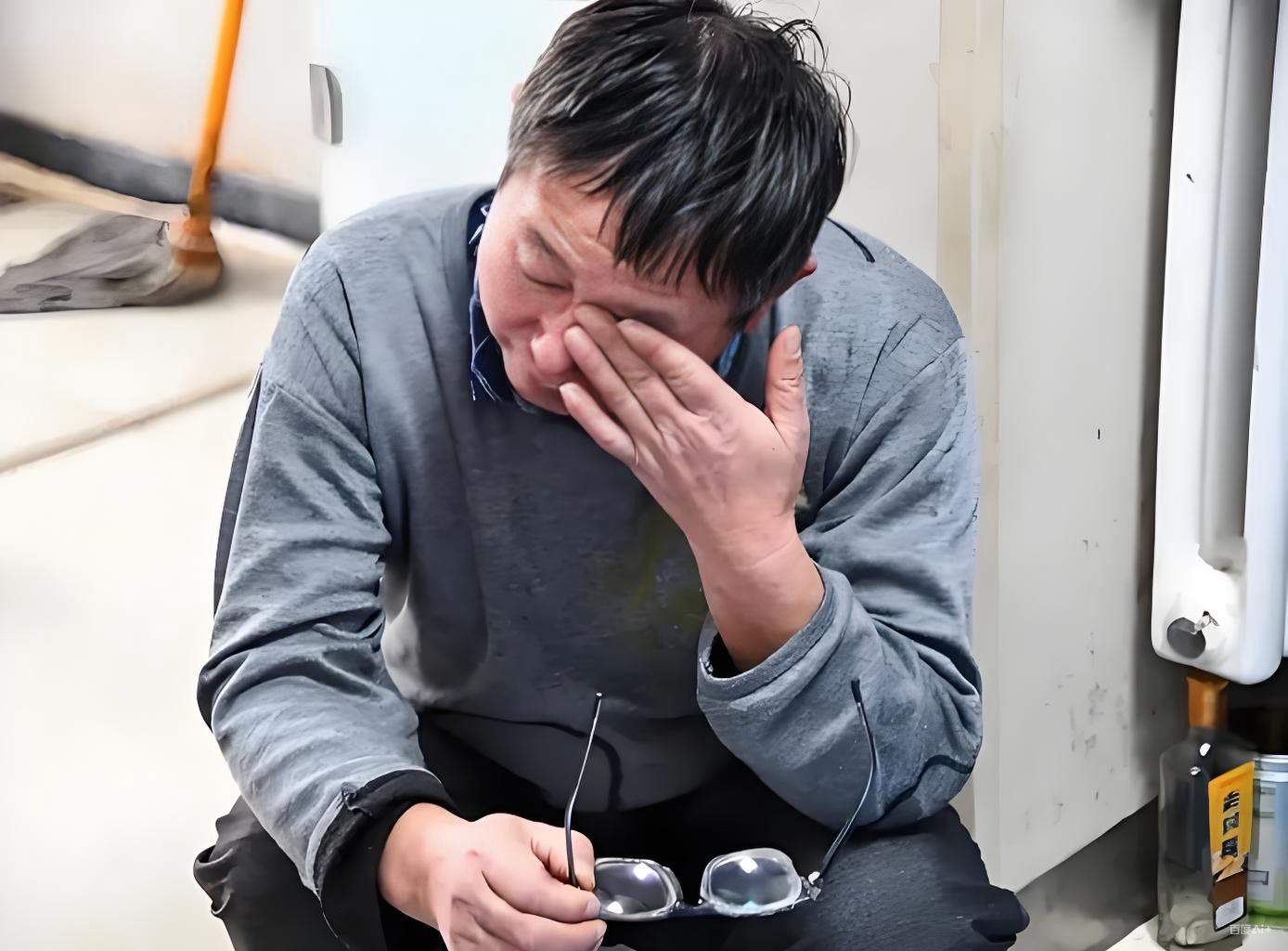 Lương tháng hơn 15 triệu nhưng công ty chuyển 2 tỷ đồng và ghi rõ là thưởng, sau đó tài khoản bị phong tỏa, người đàn ông bị kiện 