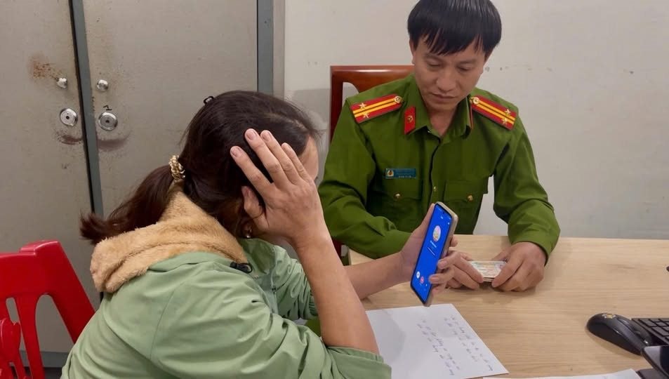 Người phụ nữ 46 tuổi được yêu cầu chuyển khoản 200 triệu đồng vào tài khoản của chính mình: Trưởng công an xã trực tiếp vào cuộc gấp