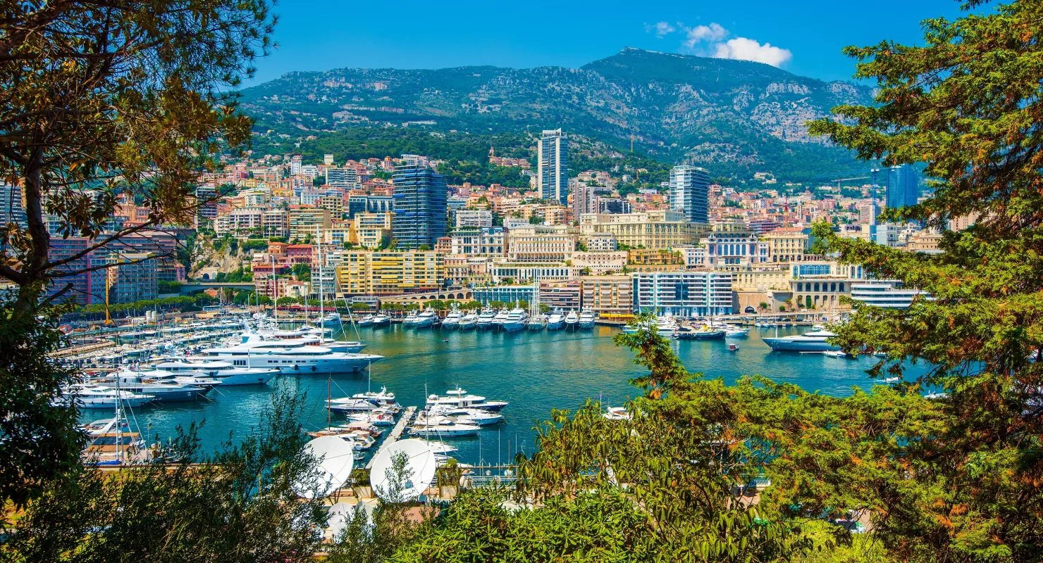 Đất nước rộng chưa bằng nửa Hồ Tây nhưng "cứ ra ngõ là gặp triệu phú USD"