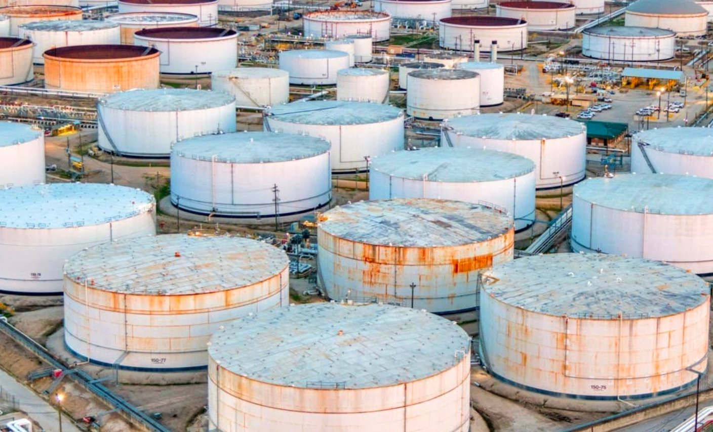 Mỗi ngày rút gần 1 triệu thùng dầu khỏi thị trường toàn cầu trong khi nhiều 'ông lớn' ngừng mua dầu Nga: Láng giềng Việt Nam đang có mục đích gì?