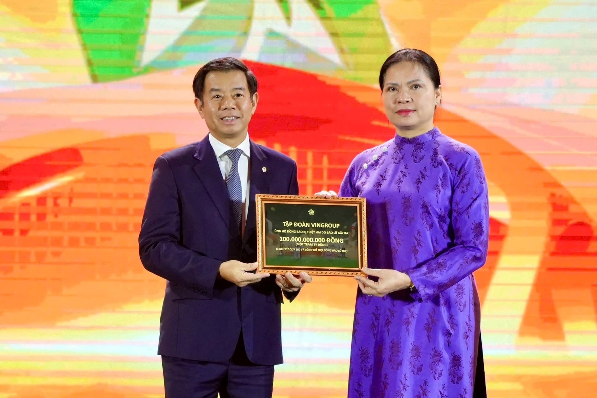 Hưởng ứng lời kêu gọi của Thủ tướng, Vingroup, Petrovietnam (PVN) và các doanh nghiệp ủng hộ 400 tỷ đồng cho miền Trung tại Hội chợ Mùa Thu 2025