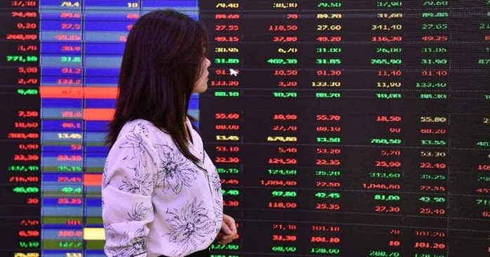 Dòng tiền cạn đáy, thị trường giằng co mạnh giữ sắc xanh mong manh