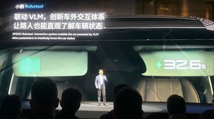 Một công ty xe điện Trung Quốc vừa ra mắt taxi robot, robot hình người với chip AI tự phát triển