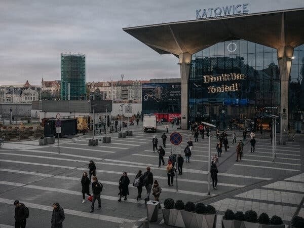 Vươn lên từ ‘đổ nát’ và lạm phát 900%, nền kinh tế nghìn tỷ USD của EU đối mặt thách thức mới sau hơn 3 thập kỷ