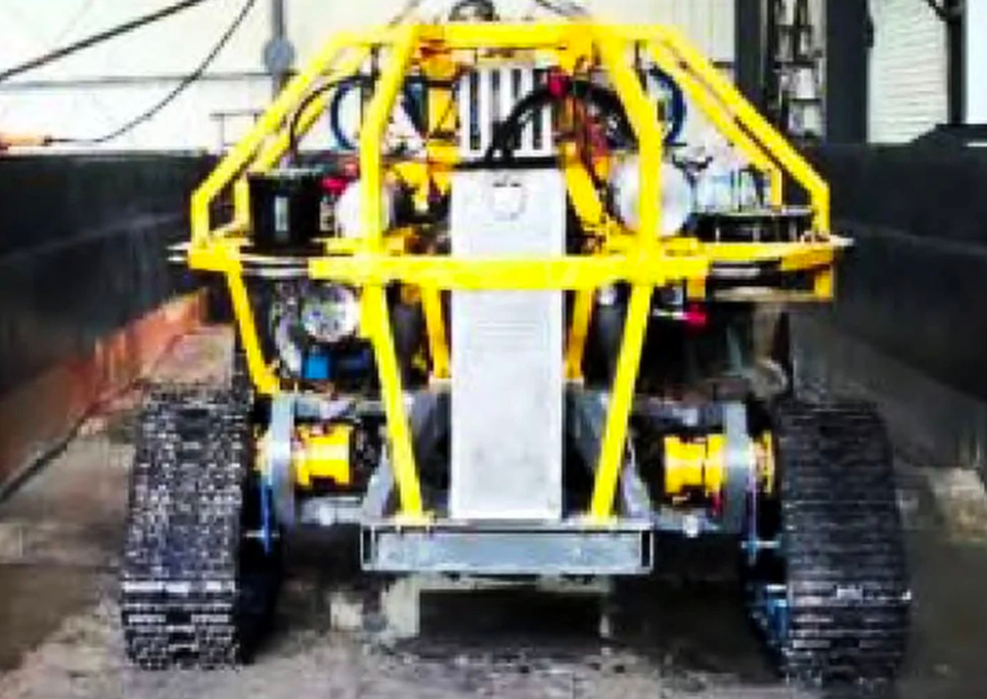 Phát hiện cỗ máy lạ di chuyển bằng dải xích dưới độ sâu 2.000 mét, âm thầm  truy vết 7,3 tỷ tấn kho báu kim loại hiếm