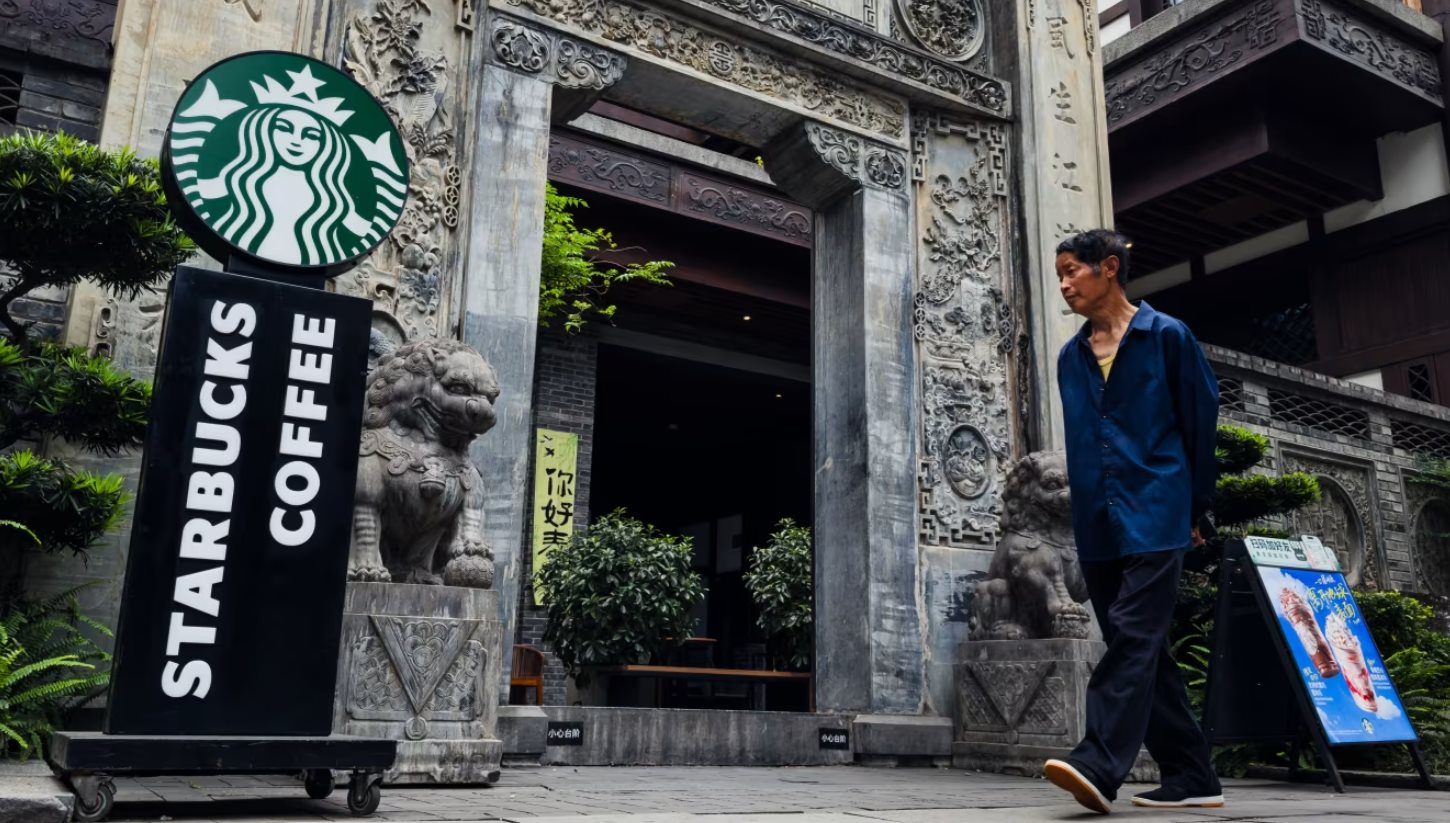 Từng cứ 15 giờ lại mở thêm một cửa hàng mới, vì sao Starbucks giờ đây phải bán một phần hoạt động kinh doanh tại Trung Quốc?