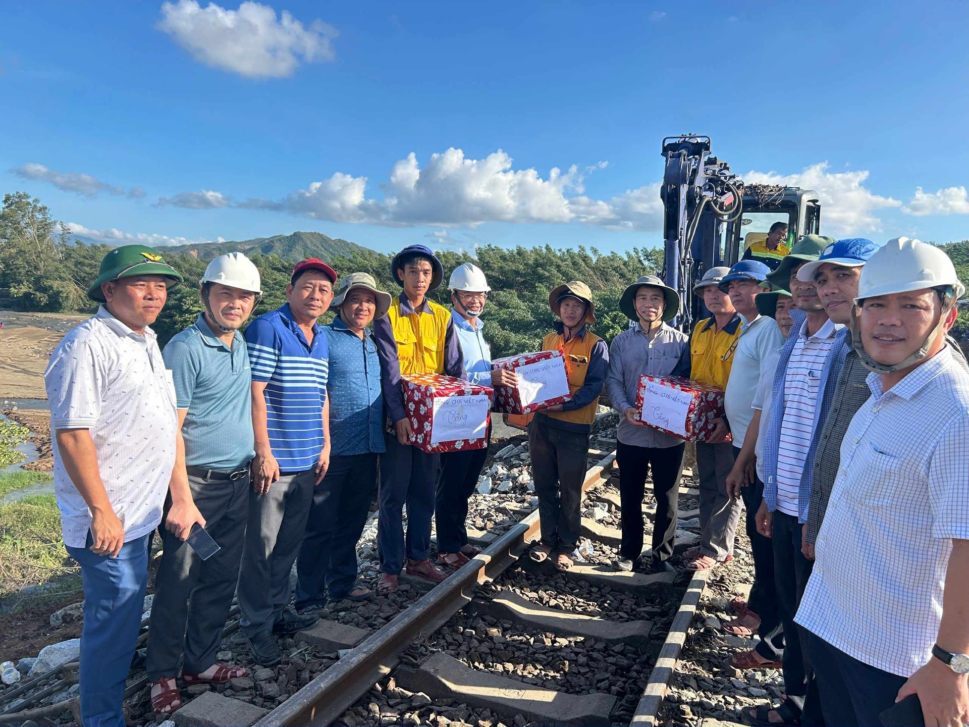 Chủ tịch VNR trực tiếp xuống hiện trường chỉ đạo sửa chữa đường sắt do bão số 13, quyết tâm thông tuyến trước ngày 11/11