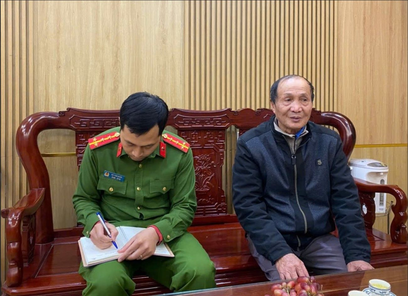 Nhận thông báo về số tiền lạ 20 tỷ đồng, người đàn ông chờ trời sáng đến ngân hàng rút sổ tiết kiệm để chuyển đi: Công an lập tức có mặt xác minh