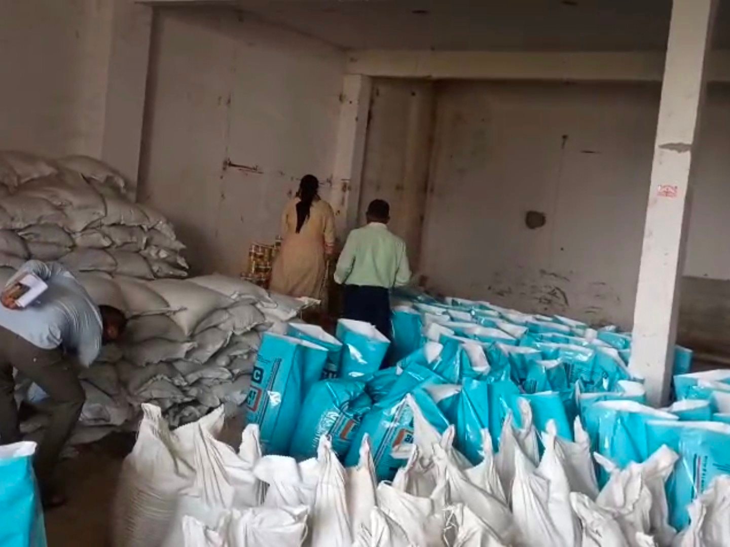 Nhận tin mật rồi đột kích một ngôi nhà, công an triệt phá đường dây sản xuất phân bón giả từ hóa chất, nghi có sự tiếp tay từ cán bộ