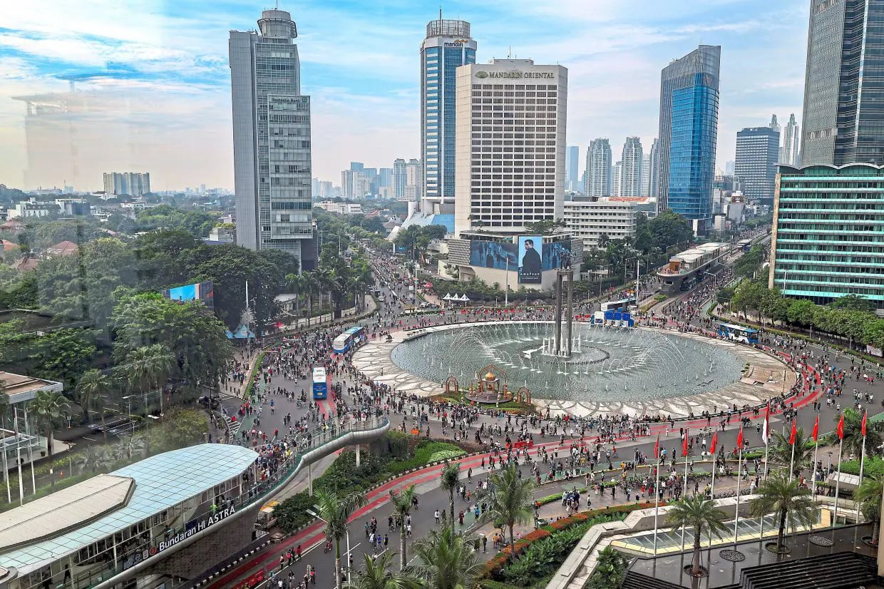 Láng giềng Việt Nam muốn đổi tiền