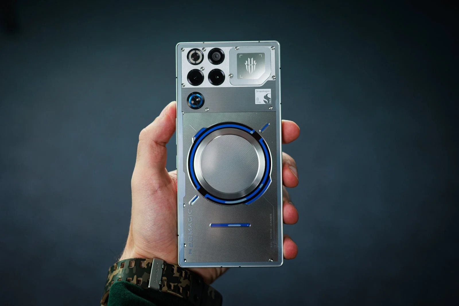 Chuyên gia review: "Lần đầu dùng thử chiếc điện thoại pin 7.500mAh này, tôi quên luôn cả việc cắm sạc"