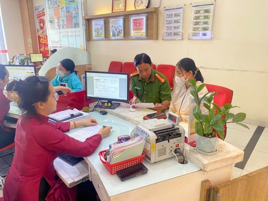 Ngay 8h sáng, người phụ nữ 47 tuổi đã đến HDBank chuyển khoản để mua thùng hàng: Công an được báo tin, yêu cầu dừng giao dịch gấp