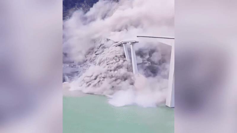 Cầu vượt cao tốc dài 750m sập, những trụ cầu cao bằng cả tòa nhà đổ như domino: Mới hoàn thành đầu năm, nhà chức trách không đề cập tới lỗi thi công hay thiết kế