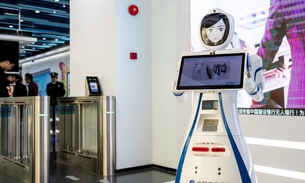 Kỳ lạ phòng giao dịch vắng vẻ nhưng dày đặc camera an ninh, nhân viên ngân hàng chưa một lần đi làm muộn, vui vẻ làm việc liên tục